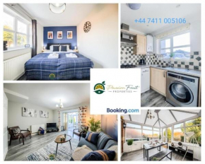 LOW rate this season for 3-Bedroom house In Bedworth - With Free Wi-fi, Private Parking & Garden by Passion Fruit Properties - OSB